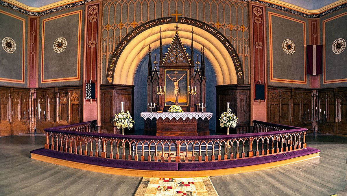 Altar_of_Lutheran_church_in_Jaunpiebalga